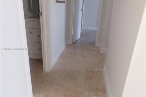 Condo in Hallandale Beach, Florida, 1 bedroom  № 2261042 - photo 10