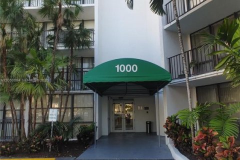 Condo in Hallandale Beach, Florida, 1 bedroom  № 2261042 - photo 15