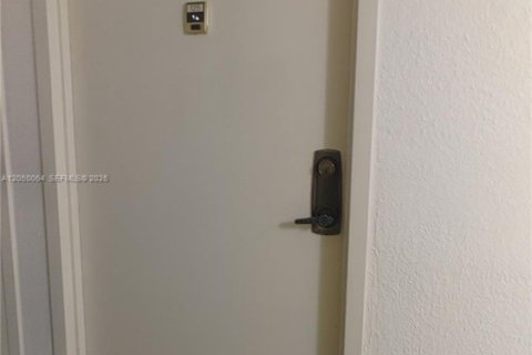 Condo in Hallandale Beach, Florida, 1 bedroom  № 2261042 - photo 17