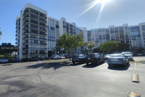 Condo in Hallandale Beach, Florida, 1 bedroom  № 2261042 - photo 23