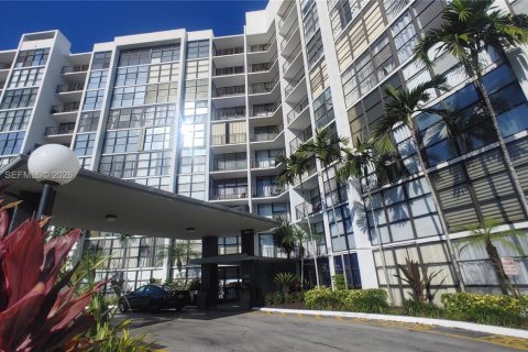 Condo in Hallandale Beach, Florida, 1 bedroom  № 2261042 - photo 22