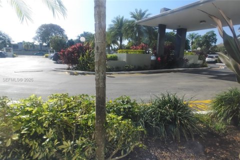 Condo in Hallandale Beach, Florida, 1 bedroom  № 2261042 - photo 26