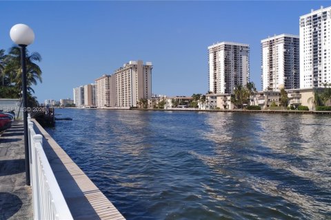 Condo in Hallandale Beach, Florida, 1 bedroom  № 2261042 - photo 21