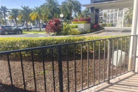 Condo in Hallandale Beach, Florida, 1 bedroom  № 2261042 - photo 19