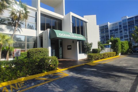 Condo in Hallandale Beach, Florida, 1 bedroom  № 2261042 - photo 24