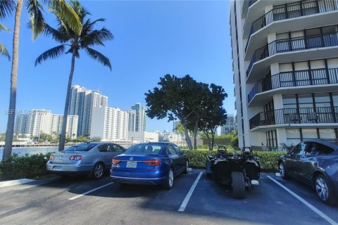 Condo in Hallandale Beach, Florida, 1 bedroom  № 2261042 - photo 25