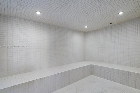 Condo in Miami, Florida, 1 bedroom № 2060106 - photo 15