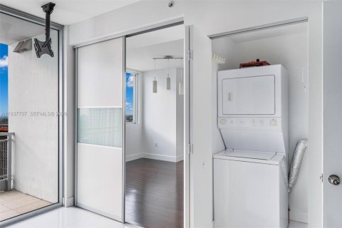 Condo in Miami, Florida, 1 bedroom № 2060106 - photo 14