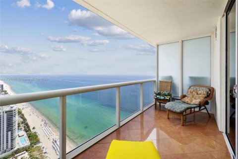 Condo in Hallandale Beach, Florida, 1 bedroom  № 1663382 - photo 1