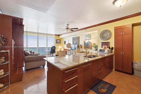 Condo in Hallandale Beach, Florida, 1 bedroom  № 1663382 - photo 11