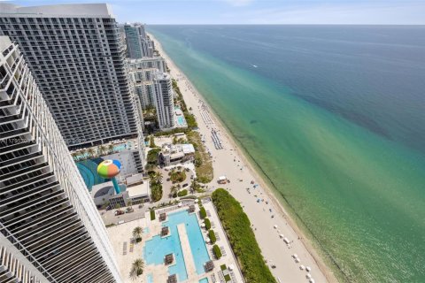 Condo in Hallandale Beach, Florida, 1 bedroom  № 1663382 - photo 17