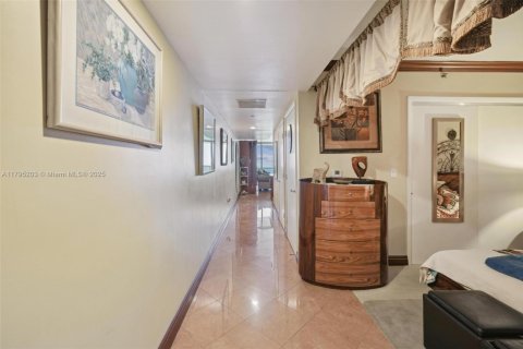 Condo in Hallandale Beach, Florida, 1 bedroom  № 1663382 - photo 9