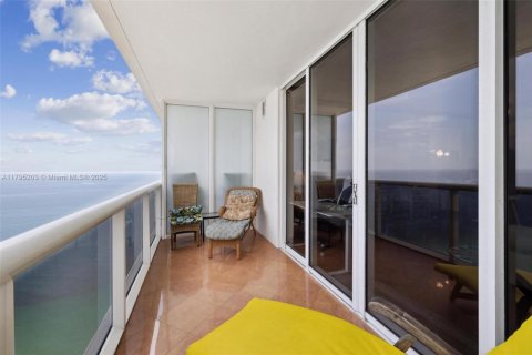 Condo in Hallandale Beach, Florida, 1 bedroom  № 1663382 - photo 16