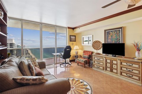 Condo in Hallandale Beach, Florida, 1 bedroom  № 1663382 - photo 2