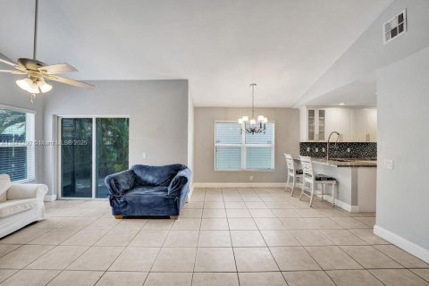 House in Davie, Florida 2 bedrooms, 116.69 sq.m. № 1832245 - photo 10