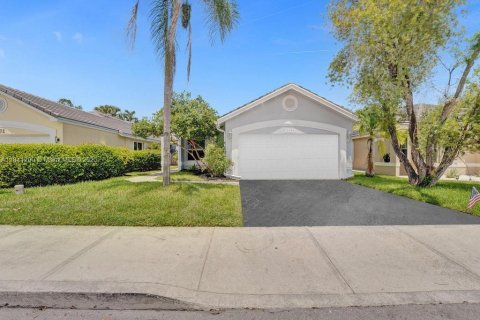 House in Davie, Florida 2 bedrooms, 116.69 sq.m. № 1832245 - photo 1