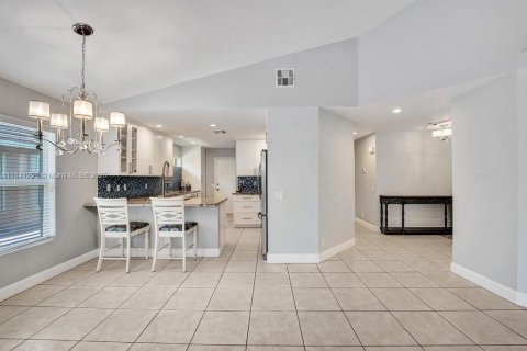 House in Davie, Florida 2 bedrooms, 116.69 sq.m. № 1832245 - photo 12