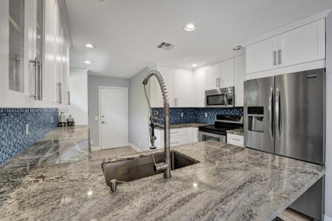House in Davie, Florida 2 bedrooms, 116.69 sq.m. № 1832245 - photo 15