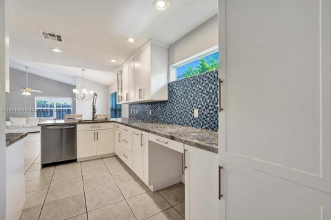 House in Davie, Florida 2 bedrooms, 116.69 sq.m. № 1832245 - photo 22