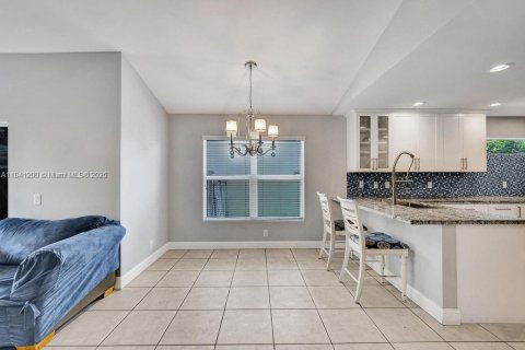 House in Davie, Florida 2 bedrooms, 116.69 sq.m. № 1832245 - photo 11
