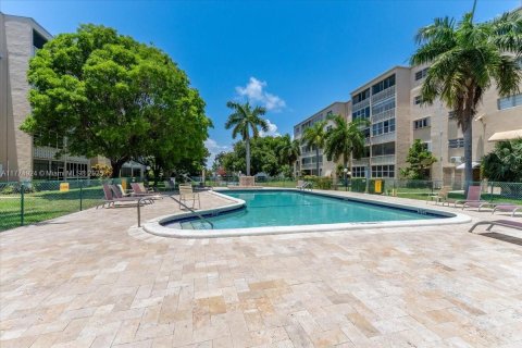 Copropriété à vendre à Hallandale Beach, Floride: 1 chambre, 78.69 m2 № 1700401 - photo 19
