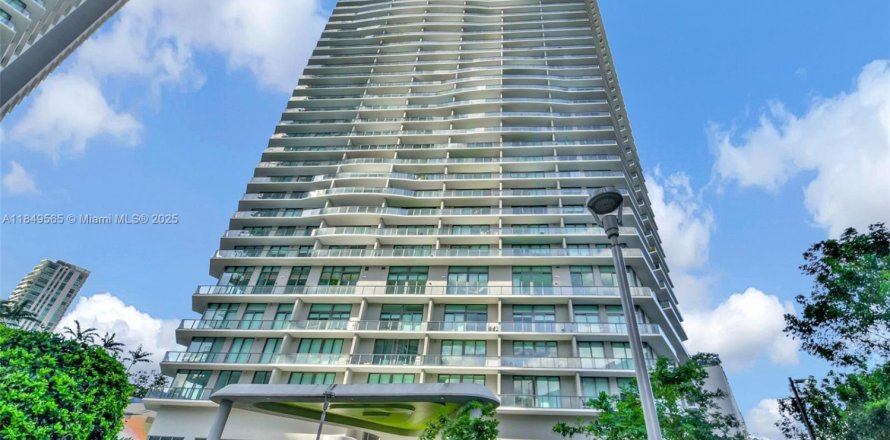 Кондоминиум с 2 спальнями в Майами, Флорида № 2037198