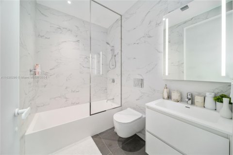 Condo in Hallandale Beach, Florida, 3 bedrooms  № 1861372 - photo 28