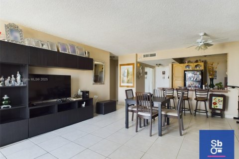 Condominio en venta en North Miami, Florida, 1 dormitorio, 78.6 m2 № 1979315 - foto 6