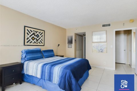 Condominio en venta en North Miami, Florida, 1 dormitorio, 78.6 m2 № 1979315 - foto 1