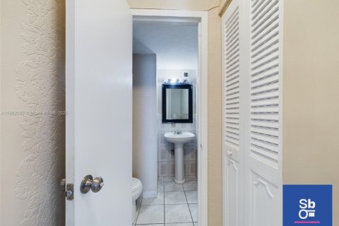 Condominio en venta en North Miami, Florida, 1 dormitorio, 78.6 m2 № 1979315 - foto 8