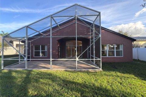 House in Pembroke Pines, Florida 3 bedrooms, 194.91 sq.m. № 1991831 - photo 4