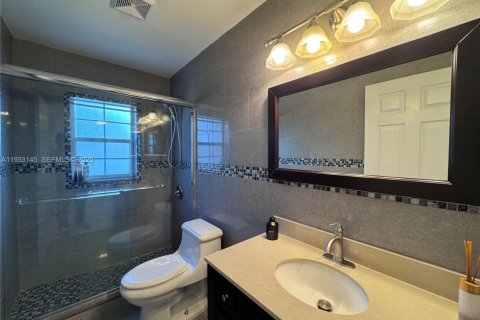 House in Pembroke Pines, Florida 3 bedrooms, 194.91 sq.m. № 1991831 - photo 11