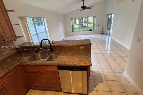 House in Pembroke Pines, Florida 3 bedrooms, 194.91 sq.m. № 1991831 - photo 19