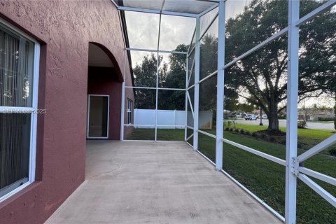 House in Pembroke Pines, Florida 3 bedrooms, 194.91 sq.m. № 1991831 - photo 25