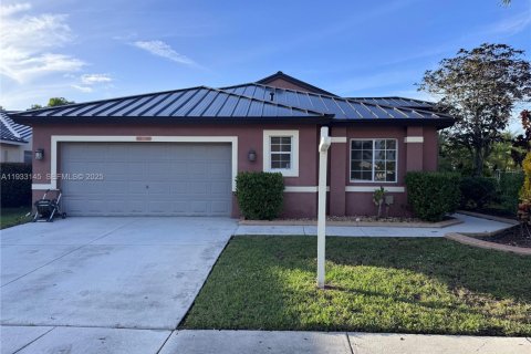 House in Pembroke Pines, Florida 3 bedrooms, 194.91 sq.m. № 1991831 - photo 1