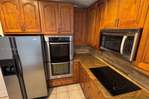 House in Pembroke Pines, Florida 3 bedrooms, 194.91 sq.m. № 1991831 - photo 16