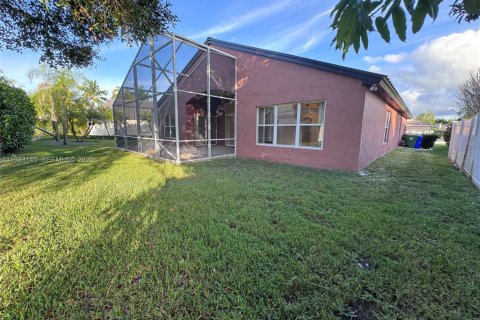 House in Pembroke Pines, Florida 3 bedrooms, 194.91 sq.m. № 1991831 - photo 3
