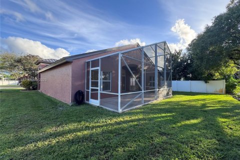 House in Pembroke Pines, Florida 3 bedrooms, 194.91 sq.m. № 1991831 - photo 5