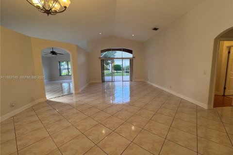 House in Pembroke Pines, Florida 3 bedrooms, 194.91 sq.m. № 1991831 - photo 30