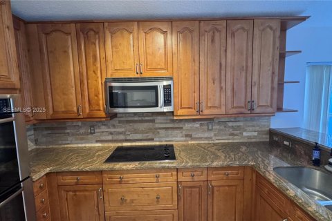 House in Pembroke Pines, Florida 3 bedrooms, 194.91 sq.m. № 1991831 - photo 17