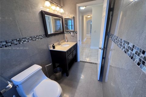 House in Pembroke Pines, Florida 3 bedrooms, 194.91 sq.m. № 1991831 - photo 10