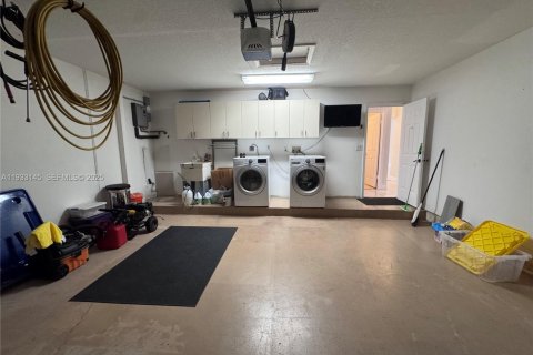 House in Pembroke Pines, Florida 3 bedrooms, 194.91 sq.m. № 1991831 - photo 13