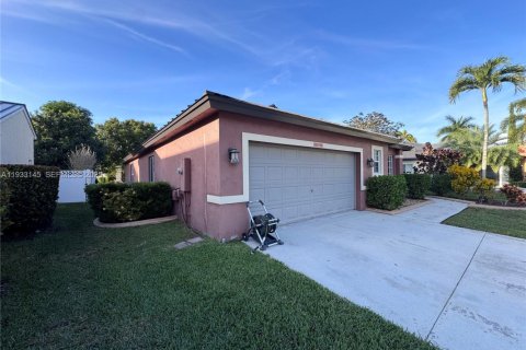 House in Pembroke Pines, Florida 3 bedrooms, 194.91 sq.m. № 1991831 - photo 2
