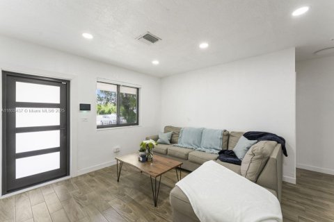 House in North Miami Beach, Florida 3 bedrooms, 96.62 sq.m. № 1689267 - photo 15