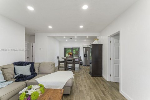 House in North Miami Beach, Florida 3 bedrooms, 96.62 sq.m. № 1689267 - photo 5