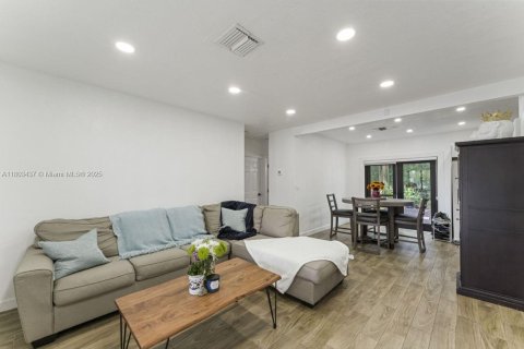House in North Miami Beach, Florida 3 bedrooms, 96.62 sq.m. № 1689267 - photo 11