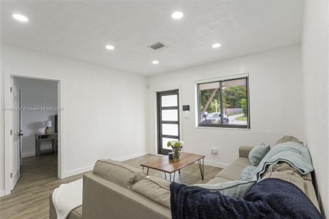 House in North Miami Beach, Florida 3 bedrooms, 96.62 sq.m. № 1689267 - photo 6
