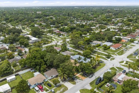 House in North Miami Beach, Florida 3 bedrooms, 96.62 sq.m. № 1689267 - photo 26