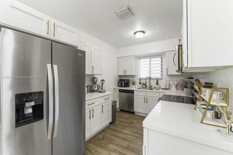 House in North Miami Beach, Florida 3 bedrooms, 96.62 sq.m. № 1689267 - photo 13