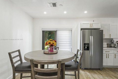 House in North Miami Beach, Florida 3 bedrooms, 96.62 sq.m. № 1689267 - photo 12